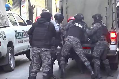 Contingente policial interviene el Ministerio de Trabajo y desaloja a dirigentes de la COB