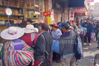 Cochabamba: Hallan aceite acopiado en tiendas y obligan a los comerciantes a sacarlos a la venta