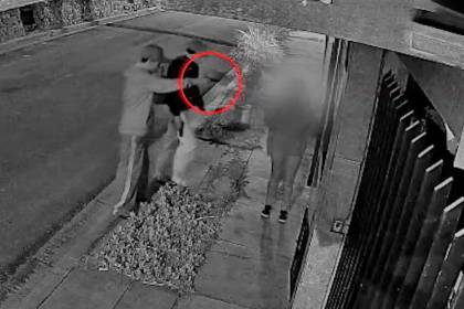 Video: Apuntándole con un arma, delincuentes atracan a una joven en la calle