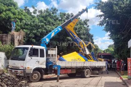 Con una grúa retiran la avioneta que cayó sobre una casa en Santa Cruz y DGAC activa investigación