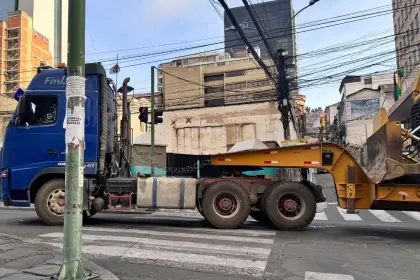 Tractoristas mantienen bloqueo en la Alcaldía de La Paz a la espera de una reunión y del pago de una deuda de Bs 27 millones