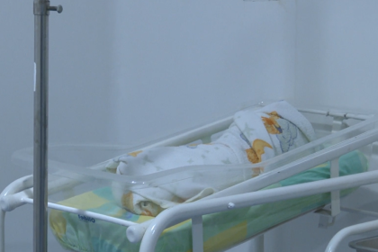 Mujer que halló a la recién nacida abandonada en una alcantarilla desea adoptarla