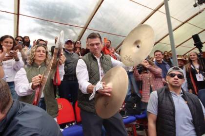 Desde el Carnaval de Oruro, Rodrigo Paz llama a la unidad y la fe por Bolivia