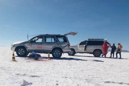 Tragedia en Uyuni: Hombre muere tras volcar su vehículo en el salar cuando practicaba “paracaidismo remolcado”