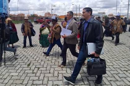 Ministros llegan a El Alto para reinstalar el diálogo con la COB sobre el DS 5503