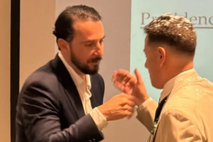 Edmand Lara entrega reconocimiento a Juan Pablo Velasco: “Valoro su valentía”