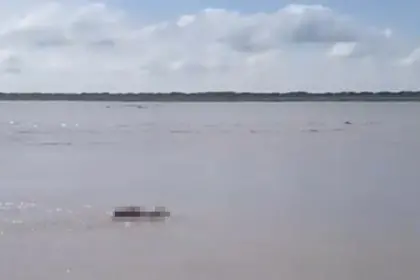 “Pensé que era un tronco”, un pescador halló a un hombre sin vida flotando en un río en Puerto Paila