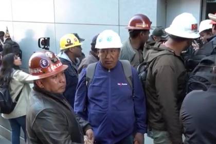 Mineros asalariados ingresan a la Casa Grande del Pueblo para reunirse con el Gobierno