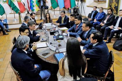 “El Estado se construye desde las regiones”: Rodrigo Paz y gobernadores instalan reunión por el 50-50