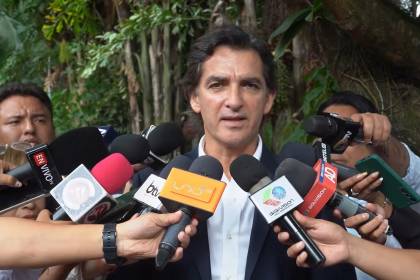 Manuel Saavedra instruye retirar retratos de autoridades de las oficinas municipales cruceñas