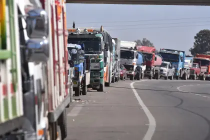 “Es inhumano”: reportan que 3.000 camiones están parados en las carreteras por los bloqueos