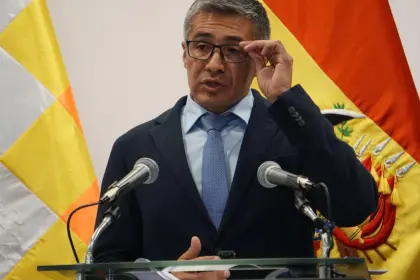 Ministro Espinoza niega compra irregular de su vehículo: “Si hay un error hay que corregirlo”