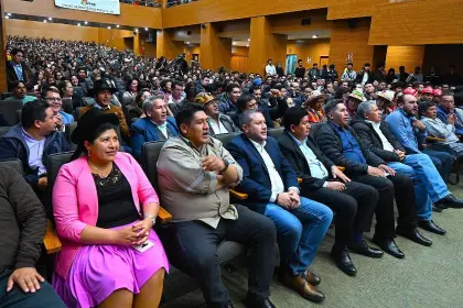 Ministros de Arce presentarán su renuncia colectiva este miércoles, en el último gabinete