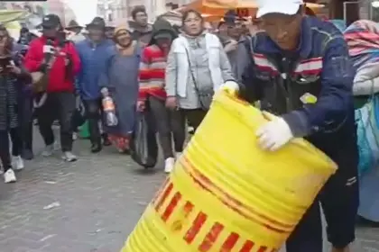 Con botellas vacías, un grupo de vecinos persiguió un turril de aceite en El Alto 