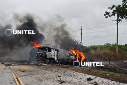 Chocan dos cisternas y provocan voraz incendio en la carretera al sur de Santa Cruz