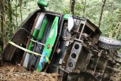 Tres muertos y al menos 10 heridos deja la caída de un bus a un barranco en La Paz