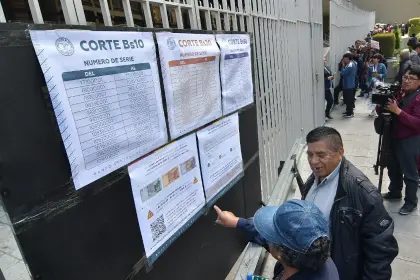 Molestia en puertas del Banco Central: la población busca cambiar los billetes de la serie B