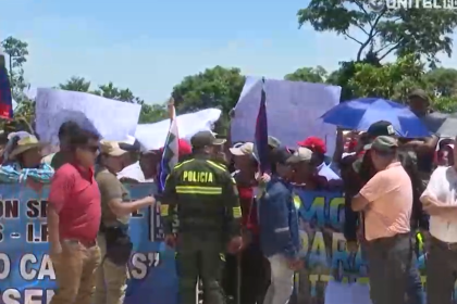 Un grupo de personas señaladas como evistas protestó por la presencia de Luis Arce en San Julián