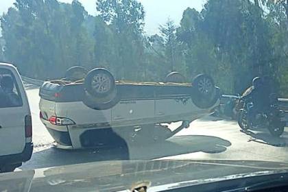 Vehículo vuelca en la autopista La Paz - El Alto y deja heridos