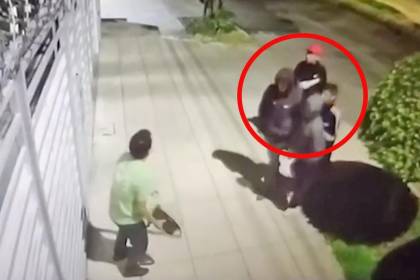 Video: Cuatro sujetos asaltaron violentamente a una pareja en la puerta de su casa; una de las víctimas quedó con fractura