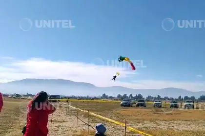 Militar sufre accidente durante salto en paracaídas en Cochabamba