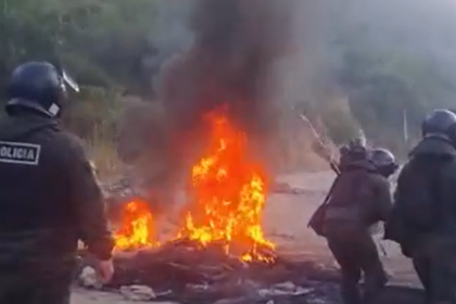 Policía activa desbloqueo con gases en la ruta que conecta Cochabamba con el occidente; los movilizados lanzan piedras