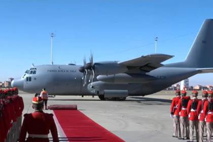 José Antonio Kast arriba al aeropuerto de El Alto y es recibido con honores militares
