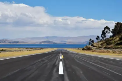 Tres heridos tras choque de vagoneta y un camión en la ruta La Paz–Copacabana