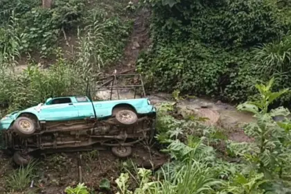 Tragedia en los Yungas: Dos vehículos se embarrancan y dejan tres muertos y cuatro heridos