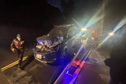 Los salvó un milagro: Una enorme roca cayó sobre un taxi en La Paz