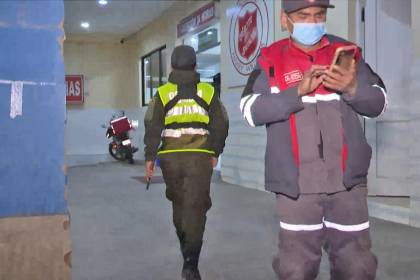 Mujer resulta herida tras ser golpeada con un arma durante un asalto