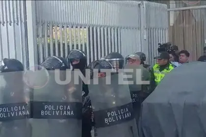 Resguardado por policías, así salió de su audiencia el hombre que acuchilló a siete personas en Cochabamba