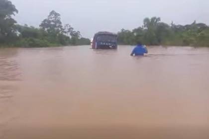 Inundación en Yapacaní cubre la carretera Faja Norte y deja camiones varados