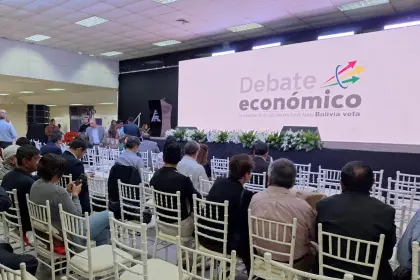 Equipos de seis fuerzas políticas participan en el foro económico que organizan los empresarios en Cochabamba