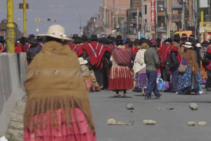 Los bloqueos asfixian a las ciudades de La Paz y El Alto y comienzan a faltar los productos