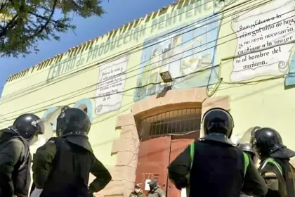 Un policía es acusado de intentar ingresar a la cárcel somníferos y celulares, reporta la Fiscalía 