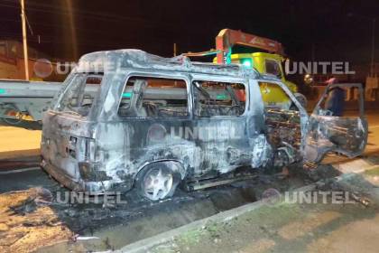 Por más de una hora, un minibús ardió en plena carretera Cochabamba - Santa Cruz