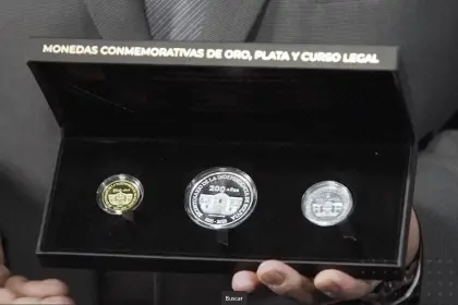 Así son las monedas y el billete conmemorativo por el Bicentenario