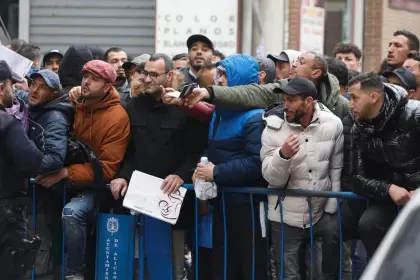 Permisos de residencia: España aprueba proceso de regularización de inmigrantes