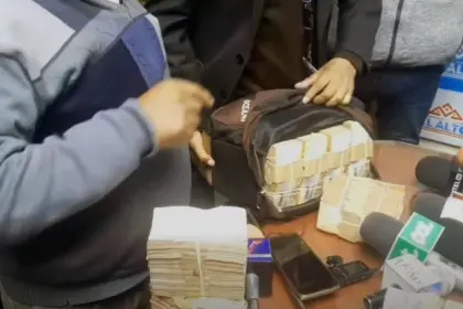 Entre lágrimas, dirigente del magisterio de La Paz devuelve Bs 1 millón y niega desfalco de aportes