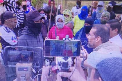 Avasalladores atacan a cívicos y denuncian “secuestro” del gobernador Camacho 