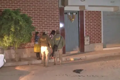 Hallan sin vida a una mujer dentro de una vivienda, fue apuñalada y tenía signos de haber sido ahorcada