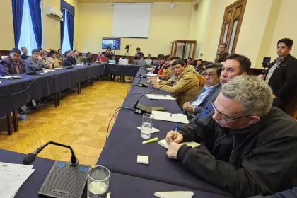 Se prevé que la ‘comisión de diálogo’ se reinstale la tarde de este jueves; esperan a líderes de la COB y el sector campesino