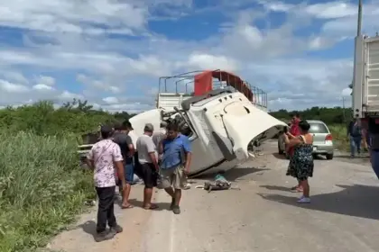 Dos camiones chocan en la carretera Bioceánica y se reporta al menos dos heridos 