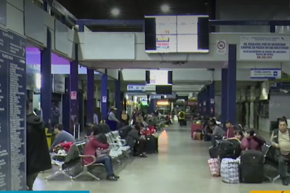 Terminal en Santa Cruz registra gran afluencia de personas que buscan viajar por el feriado largo 