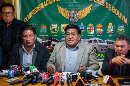 Choferes de Bolivia rechazan la eliminación de la subvención al diésel y definirán medidas este martes en Santa Cruz