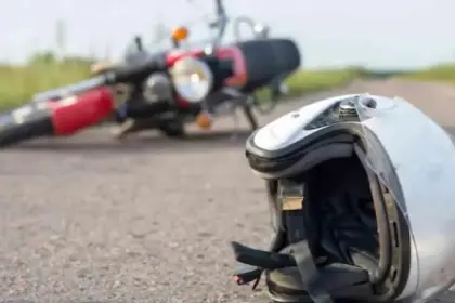 Dos heridos tras choque de una motocicleta con un minibús en Yapacaní
