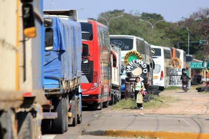 Filas por diésel: Dirigente del transporte cruceño dice que el presidente de YPFB no contesta y anuncia ampliado