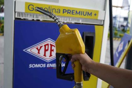 “Dejar importar a privados sin pasar por YPFB”: Analista propone salida a crisis de combustible