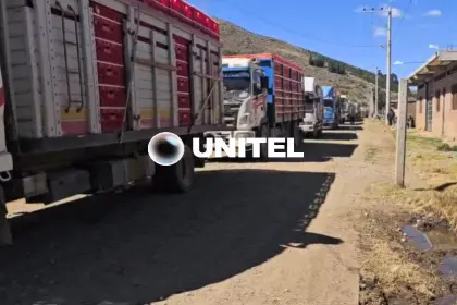 Productores denuncian que bloqueadores pincharon llantas de camiones que transportan aves en Cochabamba
